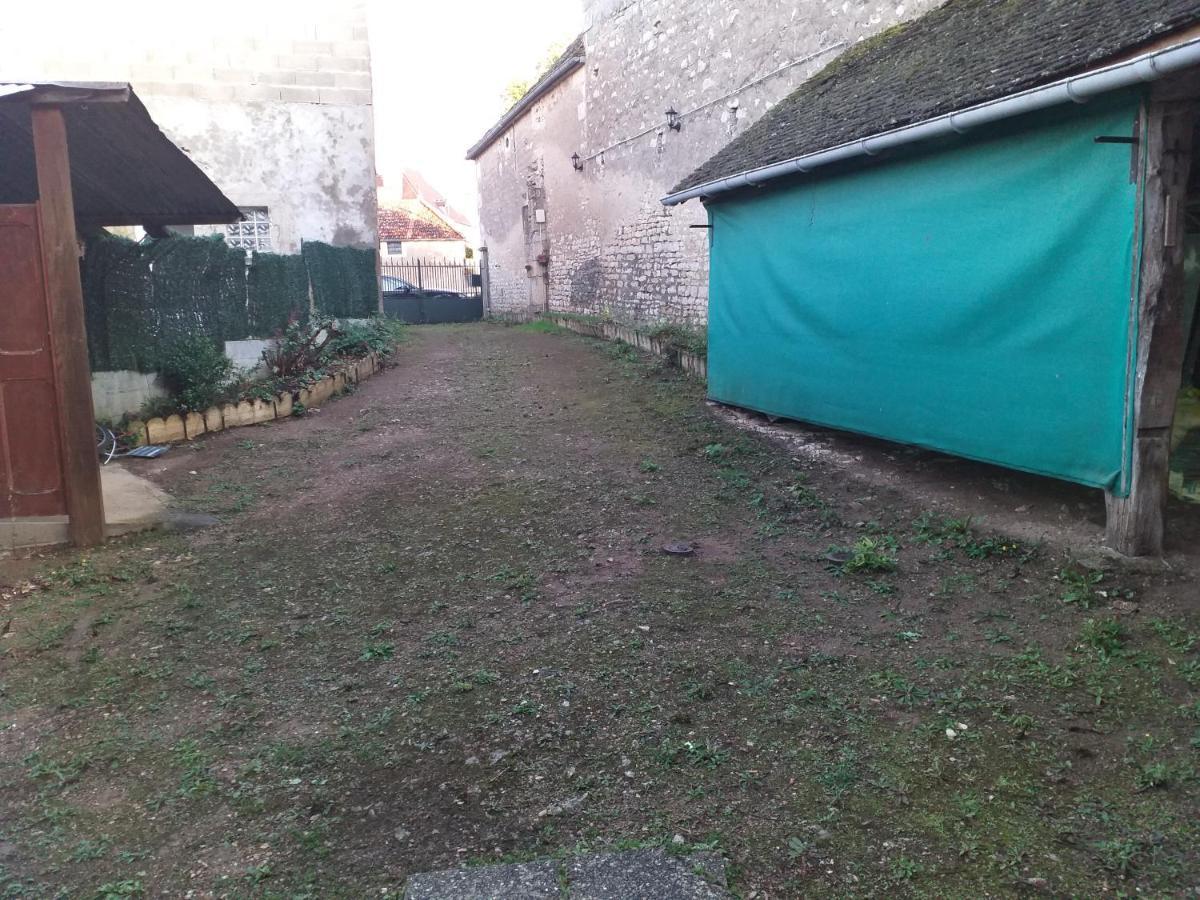 Maison Pour Nombreuses Personnes Pousseaux Luaran gambar