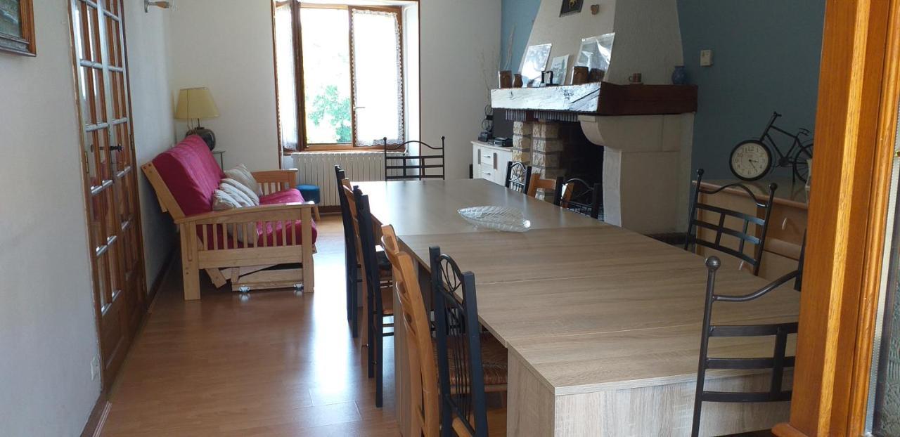 Maison Pour Nombreuses Personnes Pousseaux Luaran gambar
