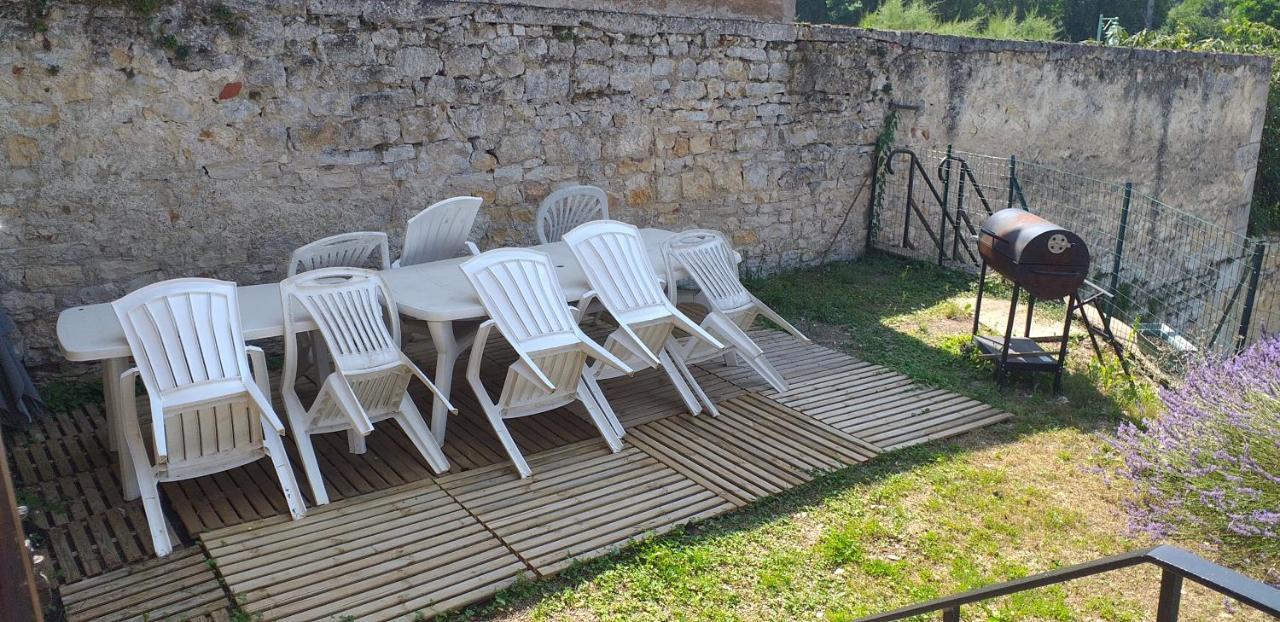 Maison Pour Nombreuses Personnes Pousseaux Luaran gambar